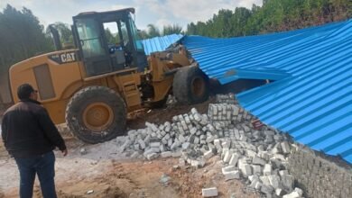 لودر يزيل تعديات على الأراضي